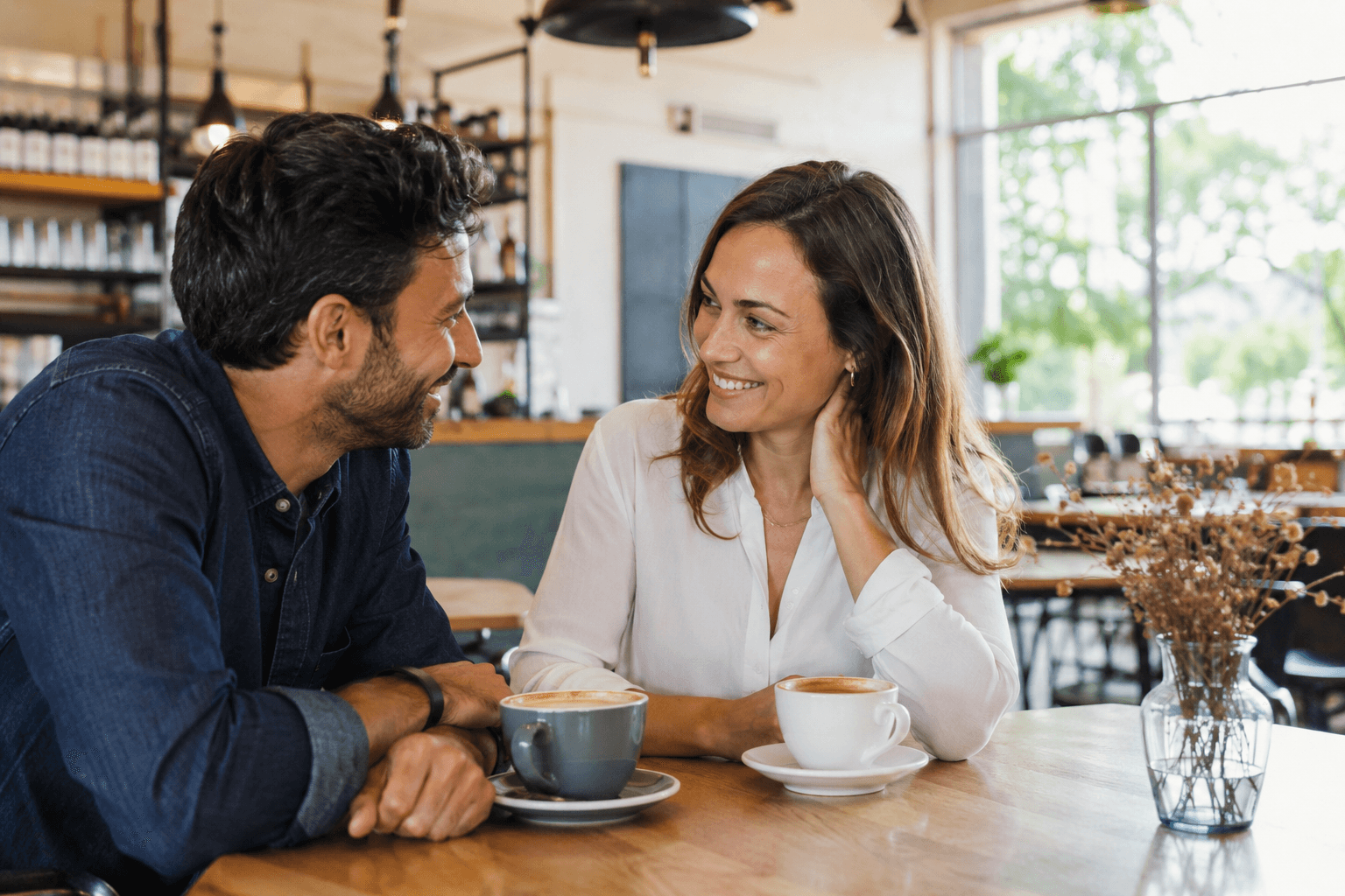 Paar bei einem Café-Date